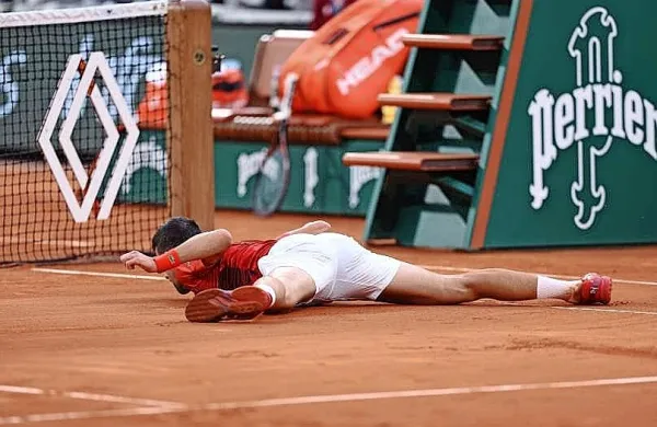 Novak Đoković bo  po težavah z meniskusom potreboval vsaj tri tedne, da se bo spet “pobral.”