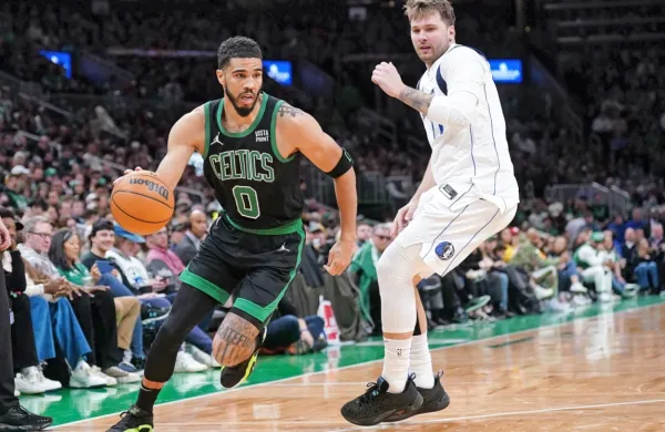 Luka Dončić (desno) je pri 25 letih in v šestih NBA sezonah odigral 45 tekem v končnici, leto starejši Jayson Tatum (z žogo) jih je v sedmih sezonah 
zbral že 108. Oba  imata po pet nastopov na tekmi vseh zvezd.   