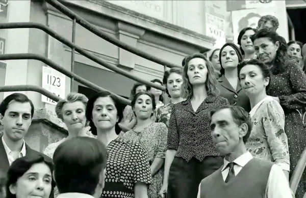 Film Jutri je še en dan tudi z  duhovitimi elementi  pripoveduje zgodbo o neenakosti žensk in uporu.