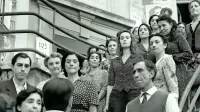 Film Jutri je še en dan tudi z  duhovitimi elementi  pripoveduje zgodbo o neenakosti žensk in uporu.