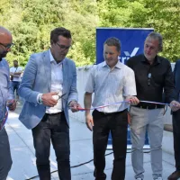 Otvoritveni trak čez novo brv je prerezal novogoriški župan Samo 
Turel - v družbi direktorja Zavoda za ribištvo Matevža Podjeda 
(levo), predsednikov krajevnih skupnosti  Dornberk in Branik, 
Janka Hareja in Bruna Vidmarja ter podžupana Antona Hareja.