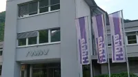Hidria nad vhodom v stavbo ohranja valovnico kot simbol 
valovitega, a rastočega poslovanja. Nobeden od tvorcev družbe pa 
globokega spusta v popolno lastništvo tujcev ni pričakoval.