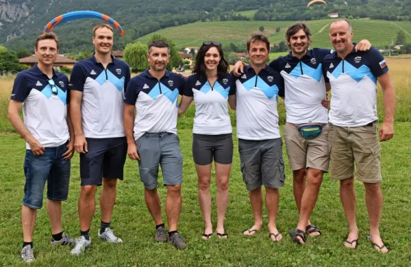 Bronasta padalska reprezentanca, od leve: Dušan Orož, Jernej 
Simič, Jože Molek, Veronika Štampfel, Rok Kaver,  Tilen Ceglar in  
Jurij Vidic. 