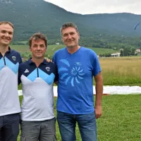 Člani društva Polet, od leve reprezentanta Jernej Simič in Rok 
Kaver ter  predsednik Bojan Žižmond.