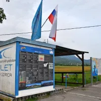 Sprejem padalcev je -  na trenutno še skromno opremljenem 
pristajališču Lijak - gostilo novogoriško društvo Polet.