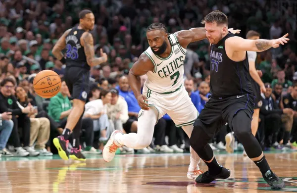 Bila sta med najboljšimi na parketu obeh moštev. Za žogo se borita 
visoki branilec Boston Celtics  Jaylen Brown in Luka Dončić.