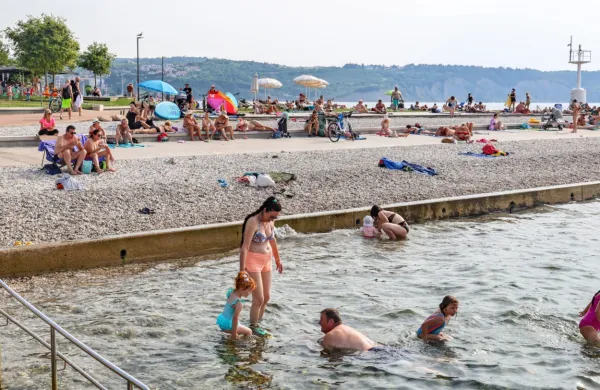 Tudi na plaži Svetilnik v Izoli je bilo ta konec tedna veliko 
kopalcev.