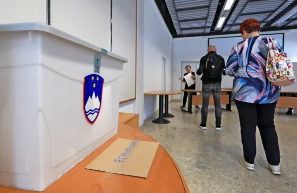 Volilci podprli vsa &scaron;tiri referendumska vpra&scaron;anja