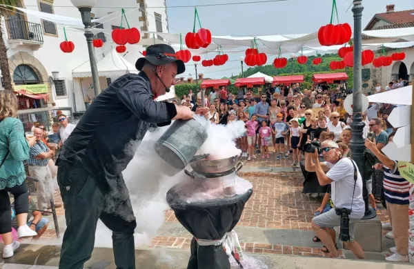 Obiskovalci množično po Brdih, če&scaron;enj je že zgodaj zmanjkovalo (FOTO)