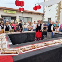 Briške žene in dekleta so spekle 58 štruc oziroma 23 metrov 
štrudlja, ki je šel  v pol ure. 