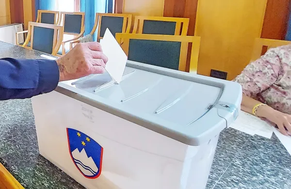 Do zaprtja voli&scaron;č 64 prijav domnevnih kr&scaron;itev volilnega molka