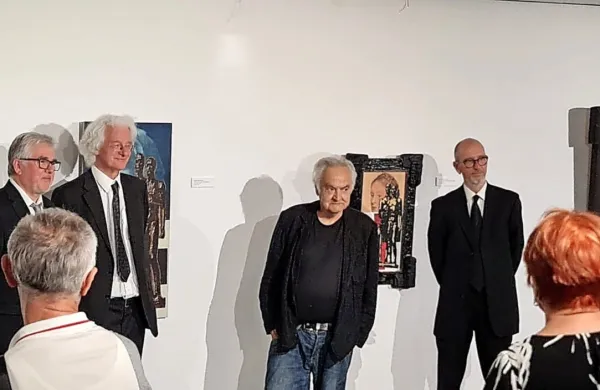 Drugi z desne kurator razstave Andrej Medved, ob njem pa člani 
kolektiva Irwin