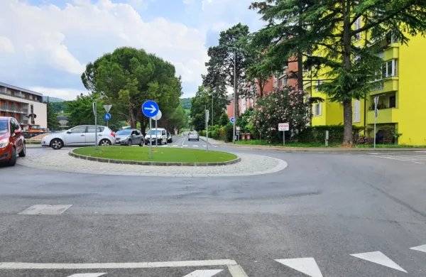 Dvosmerna kolesarska pot bo  potekala od krožišča s Cesto na 
Markovec (na fotografiji) do krožišča pri trgovini Hofer.