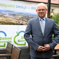 Zmaga SDS, a več glasov na levo sredino