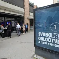 Zmaga SDS, a več glasov na levo sredino
