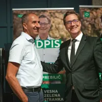 Zmaga SDS, a več glasov na levo sredino