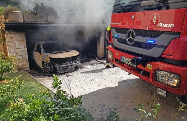 Nekaj minut  po prvem  klicu  so gasilci  dobili  še  obvestilo  o požaru  
drugega  vozila  na  Poti  v  gaj.