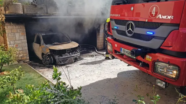 Nekaj minut  po prvem  klicu  so gasilci  dobili  še  obvestilo  o požaru  
drugega  vozila  na  Poti  v  gaj.
