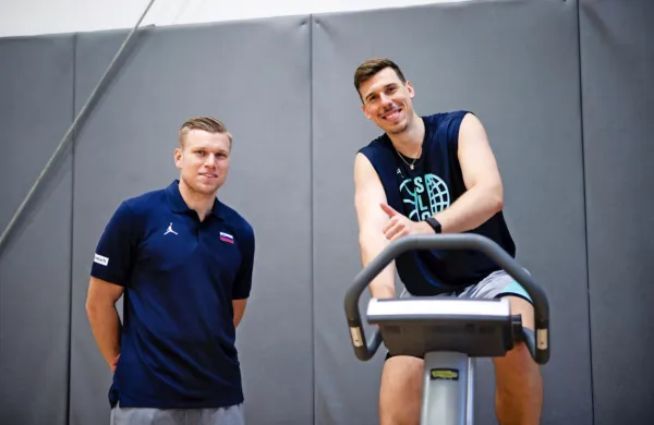 Vlatko Čančar med vadbo v Zrečah. Ob njem je Anže Zdolšek,  kondicijski trener v reprezentanci. 