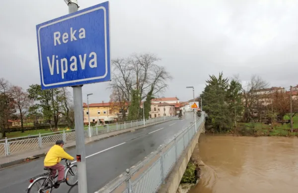 Ponoči so narasle reke po vsej državi.