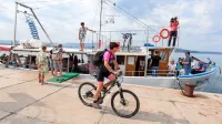 Ladja Zlatoperka sprejme do 70 potnikov, dobrodošli so tudi 
kolesarji, a je prostora samo za približno deset koles.

