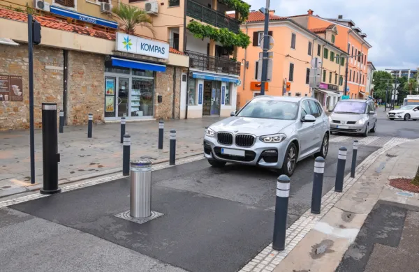 Tranzitni promet po Pristaniški ulici v Kopru bo konec tednov  
omejeval potopni valj.