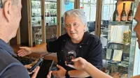 Iztok Mlakar bo jutri s soigralci krstno zaigral  Pegule v Avditoriju, v torek pa še v Gledališču Tartini.  