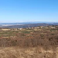 

Preplet značilnih kulturnih teras ter izstopajoče komasacije v 
ozadju levo