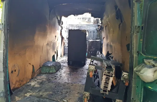 Najprej so plameni požirali kombi glasbene skupine Platana, še 
med gašenjem pa so gasilci dobili obvestilo, da je zagorelo tudi 
vozilo nekoliko nižje v isti ulici. 