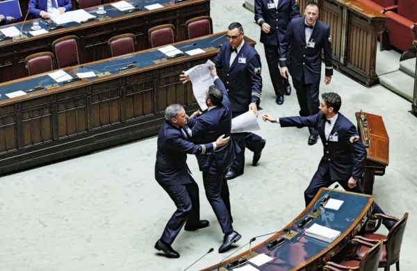  Ko je poslanec Gibanja petih zvezd Leonardo Donno zastavo želel 
predati pristojnemu ministru Robertu Calderoliju, se je vmešalo 
osebje parlamenta, nato pa še Calderolijevi strankarski kolegi iz 
vrst skrajno desne Lige.