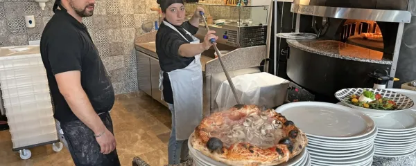 Nikolina in Anej iz lucijske picerije Vesuvio bosta z njenimi lastniki, 
družino Gašpar Mišič, jutri gostitelja sklepnega srečanja v Marini 
Portorož.