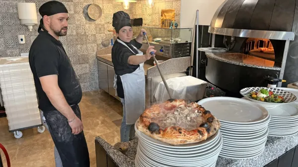 Nikolina in Anej iz lucijske picerije Vesuvio bosta z njenimi lastniki, 
družino Gašpar Mišič, jutri gostitelja sklepnega srečanja v Marini 
Portorož.