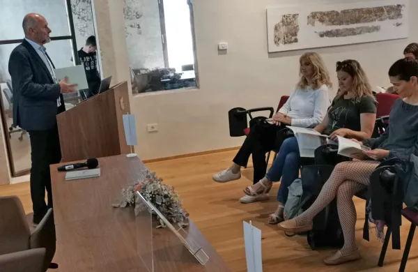 Direktor ZRS Koper dr. Rado Pišot je predstavil delovanje zavoda, 
ki ga vodi. V prvi vrsti sedita dr. Vesna Mikolič (Inštitut za 
jezikoslovne študije) in dr. Mateja Sedmak (Inštitut za družboslovne študije). 