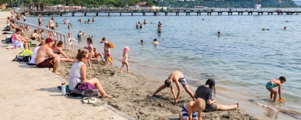 Centralno plažo v Portorožu imajo  zaradi mivke radi zlasti najmlajši.      