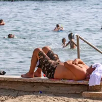 Po plavanju se na plaži prileže tudi dremež.