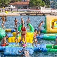 V Portorožu lahko mladi uživajo tudi na napihljivih igralih.