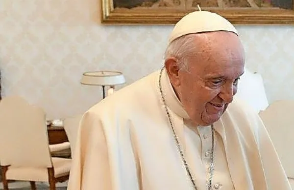 Razposajeni papež se je pred pred odhodom na G7 &scaron;alil s komiki
