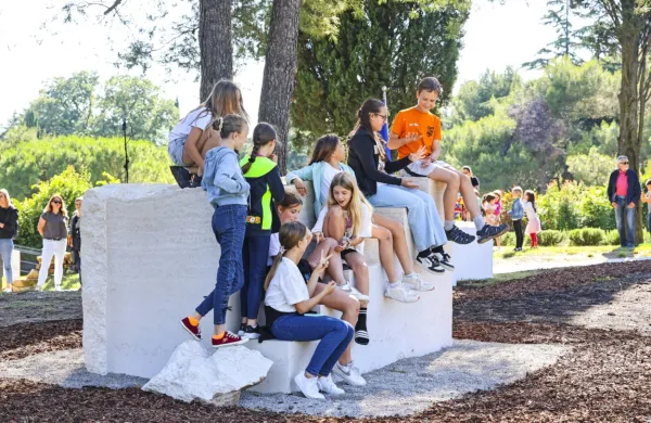 Spominski park okrasili s skulpturo