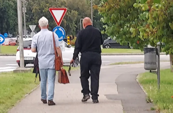 Obtoženi Aleš  G.  (desno)  včeraj na  koprskem  sodišču ni priznal  krivde  
za  očitke iz  obtožnice.  