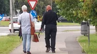 Obtoženi Aleš  G.  (desno)  včeraj na  koprskem  sodišču ni priznal  krivde  
za  očitke iz  obtožnice.  