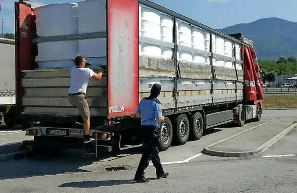 Na počivališču Šempas  so  včeraj  opravili  poostreni  nadzor  tovornih  vozil in  avtobusov (fotografija  je  simbolična).  