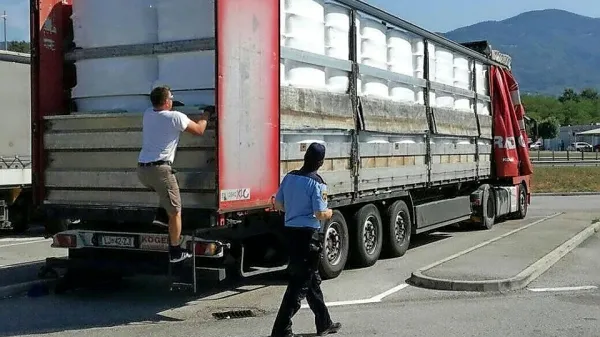 Na počivališču Šempas  so  včeraj  opravili  poostreni  nadzor  tovornih  vozil in  avtobusov (fotografija  je  simbolična).  