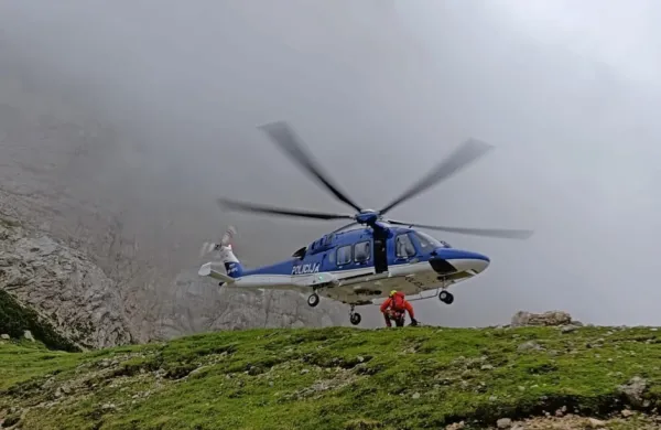 Češka  planinca  so  po  zahtevnem  reševanju  s policijskim helikopterjem  odpeljali  v  bolnišnico. 