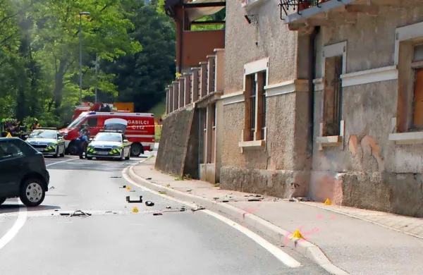 Avto znamke škoda je po trku v vogal hiše (desno) odbilo nazaj na cesto.