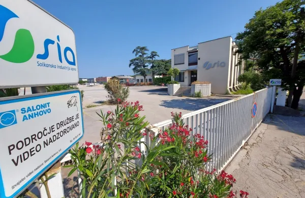 Center zelenih tehnologij naj bi vzpostavili na območju nekdanje 
Solkanske industrije apna. Ker univerza in občina nista dobili 15 
milijonov iz EU, je za zdaj projekt na čakanju. 