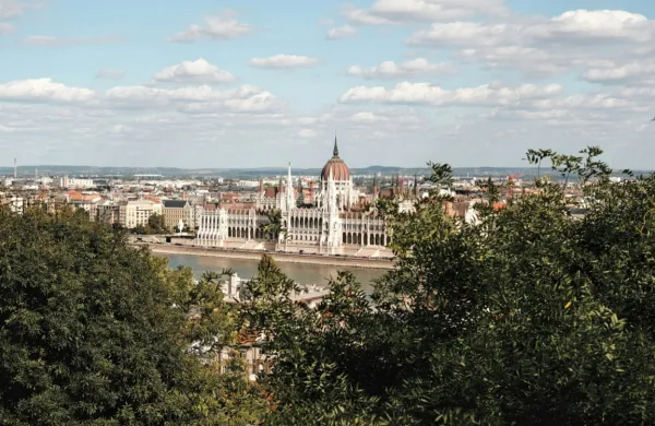 Madžarska bo med 1. julijem in 31. decembrom predsedovala 
Evropski uniji s sloganom Naredimo Evropo spet veliko.