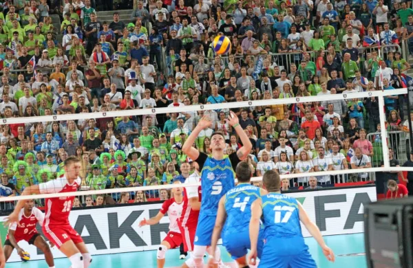 Dejan Vinčić (z žogo) pričakuje v Stožicah vzdušje, kakršnega je  v 
tej dvorani že doživel na evropskem in svetovnem prvenstvu. 