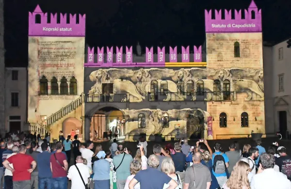 Na pročelju Pretorske palače so prikazali 1500 let zgodovine 
Kopra.