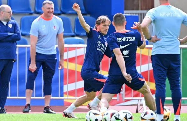 Luka Modrić (v sredini) bo poskušal popeljati Hrvaško do zmage 
nad Albanijo. 