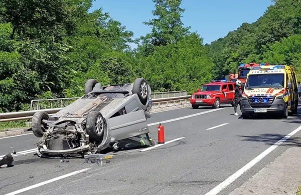 V prvi nesreči je voznik končal z avtom na strehi ...
